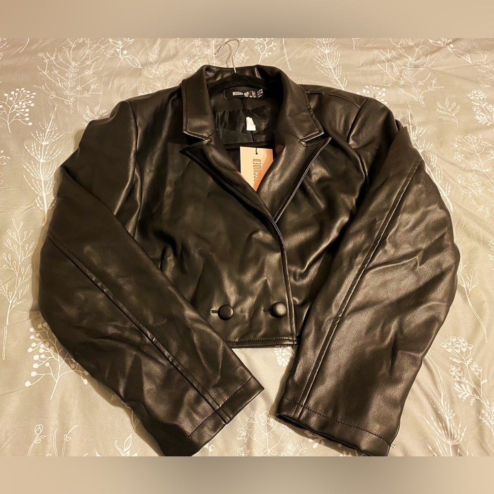 MISSGUIDED cropped black blazer